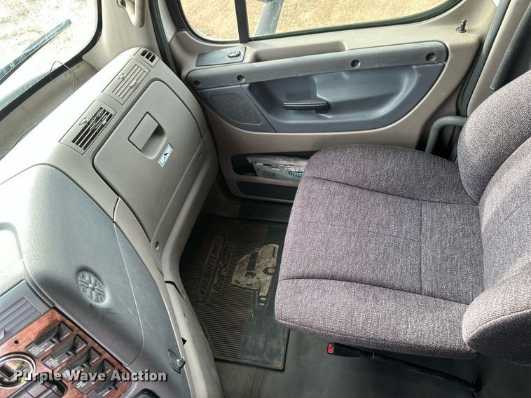 image for item DV0609 2015 Freightliner Cascadia 125 semi truck