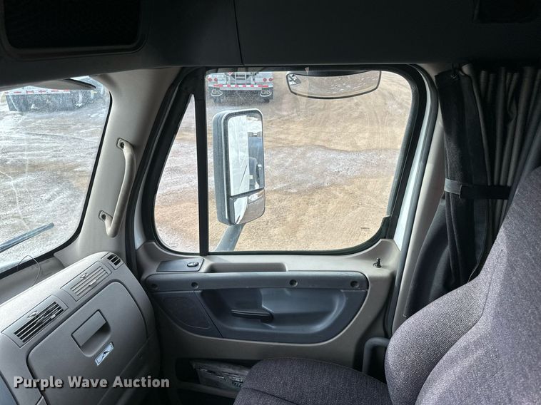 image for item DV0609 2015 Freightliner Cascadia 125 semi truck