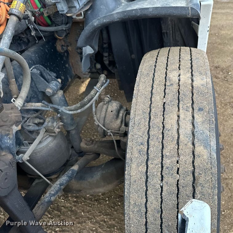 image for item DV0609 2015 Freightliner Cascadia 125 semi truck