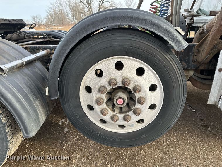 image for item DV0609 2015 Freightliner Cascadia 125 semi truck