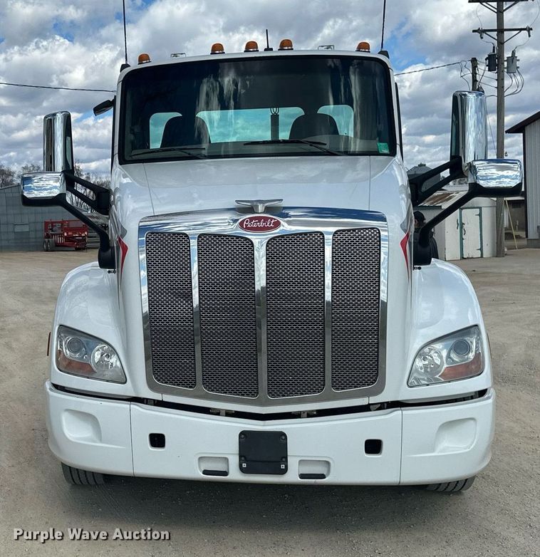 image for item DV0732 2018 Peterbilt 579 semi truck