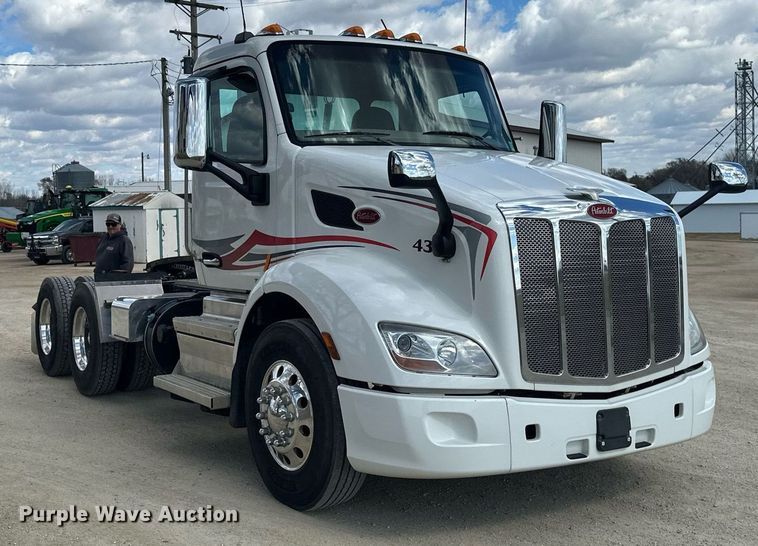 image for item DV0732 2018 Peterbilt 579 semi truck