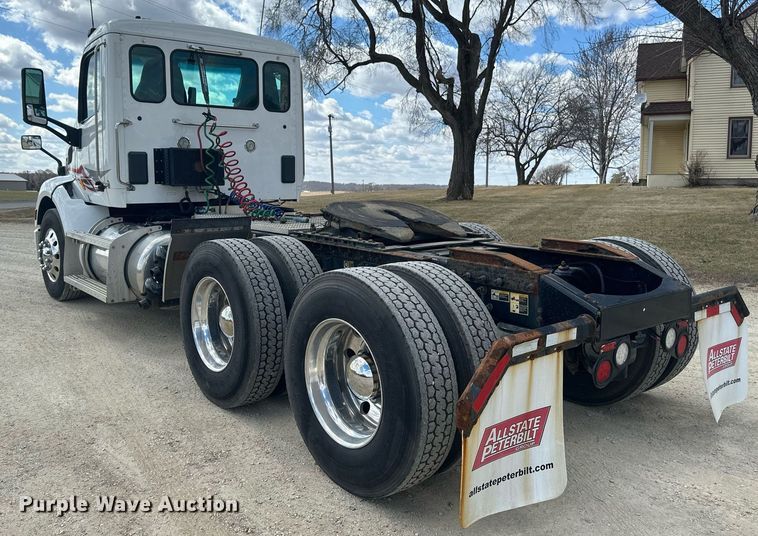 image for item DV0732 2018 Peterbilt 579 semi truck