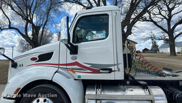 image for item DV0732 2018 Peterbilt 579 semi truck
