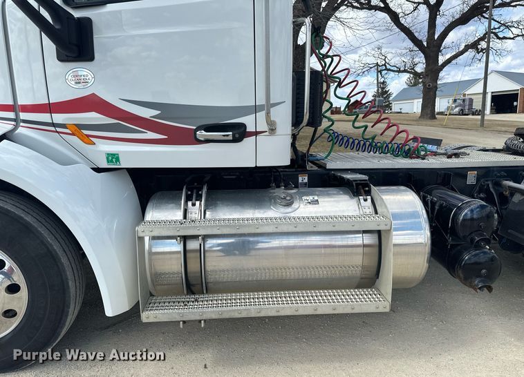 image for item DV0732 2018 Peterbilt 579 semi truck