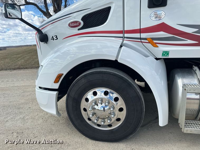 image for item DV0732 2018 Peterbilt 579 semi truck
