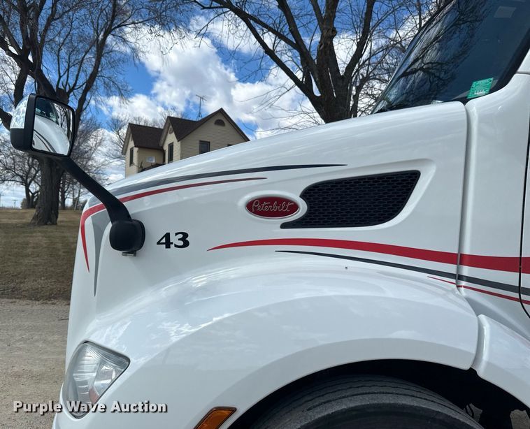 image for item DV0732 2018 Peterbilt 579 semi truck