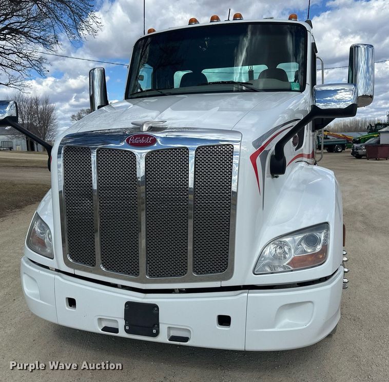 image for item DV0732 2018 Peterbilt 579 semi truck