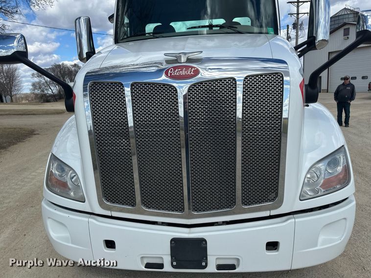 image for item DV0732 2018 Peterbilt 579 semi truck