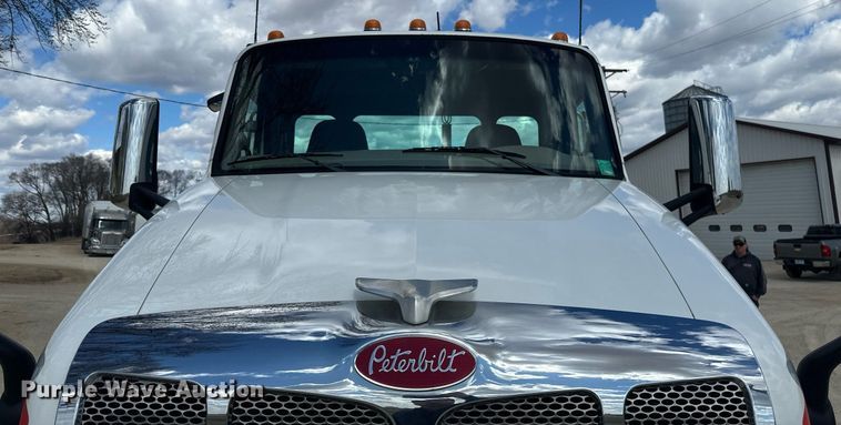 image for item DV0732 2018 Peterbilt 579 semi truck