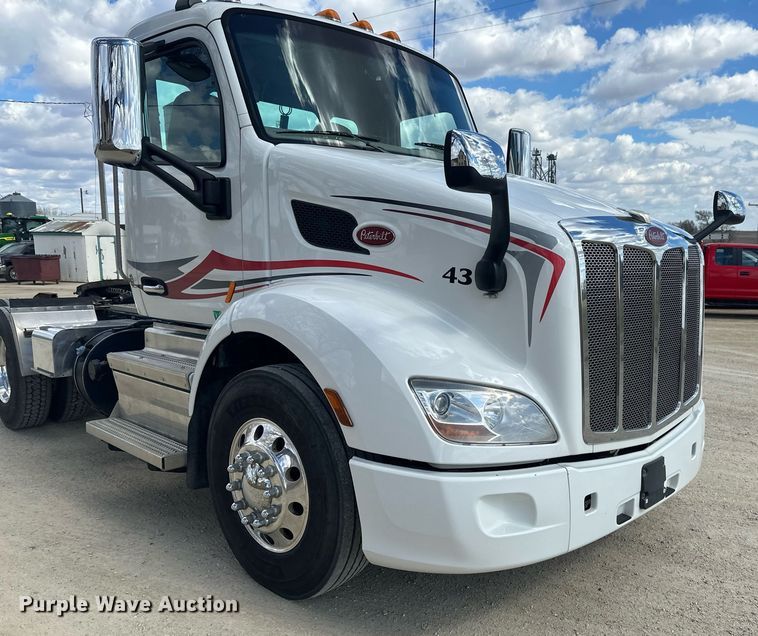 image for item DV0732 2018 Peterbilt 579 semi truck