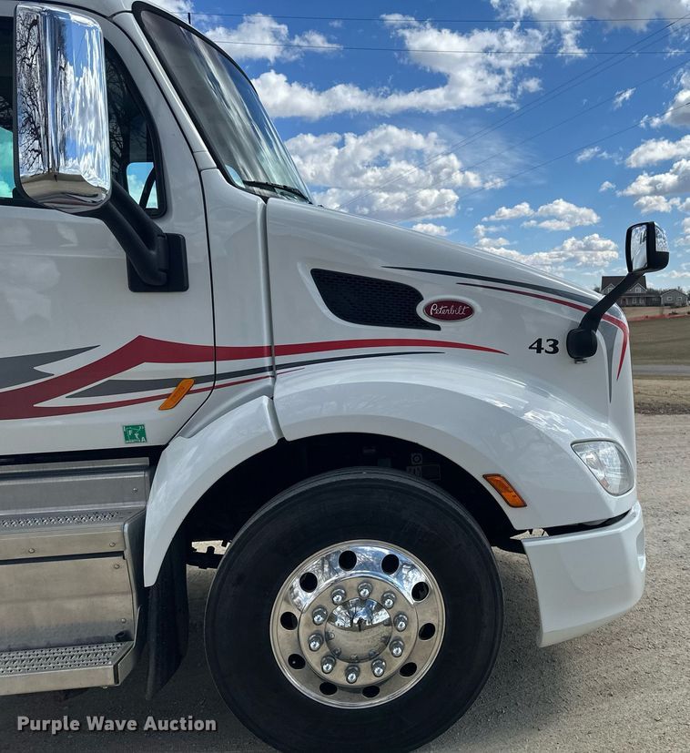 image for item DV0732 2018 Peterbilt 579 semi truck