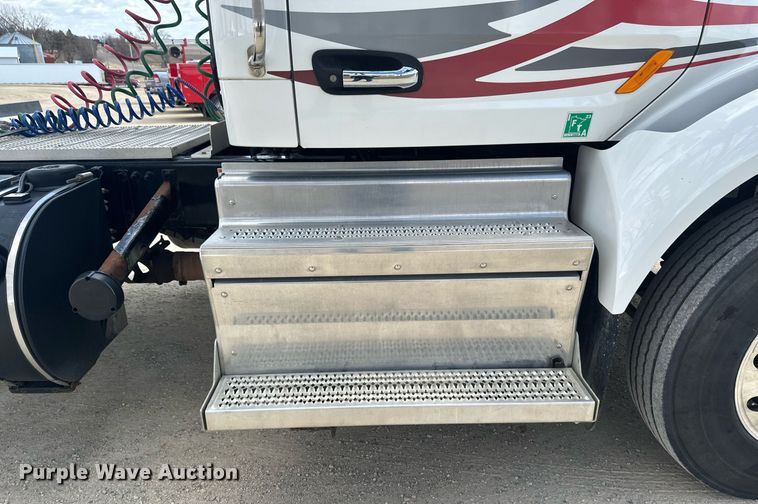image for item DV0732 2018 Peterbilt 579 semi truck