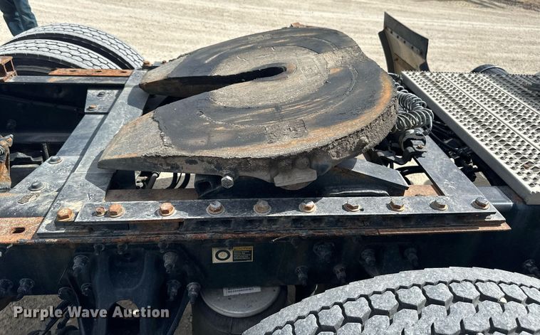 image for item DV0732 2018 Peterbilt 579 semi truck