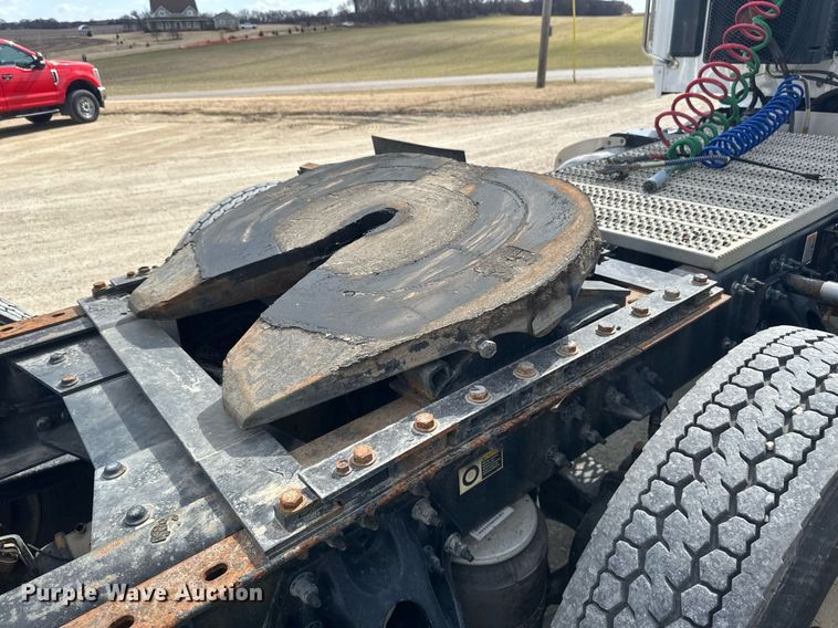 image for item DV0732 2018 Peterbilt 579 semi truck