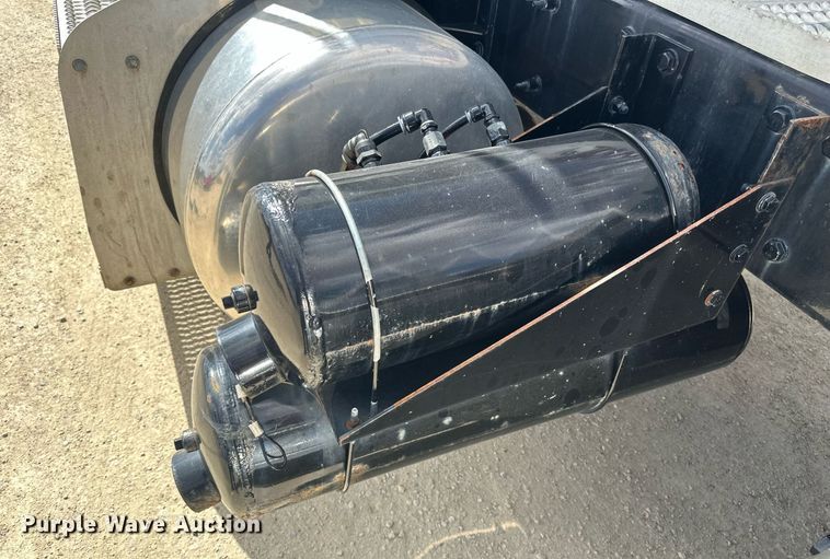 image for item DV0732 2018 Peterbilt 579 semi truck