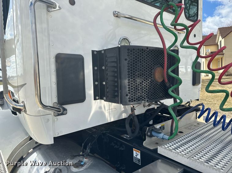 image for item DV0732 2018 Peterbilt 579 semi truck