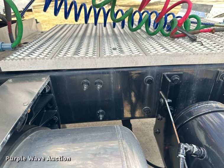 image for item DV0732 2018 Peterbilt 579 semi truck