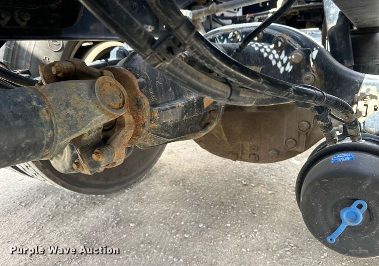 image for item DV0732 2018 Peterbilt 579 semi truck