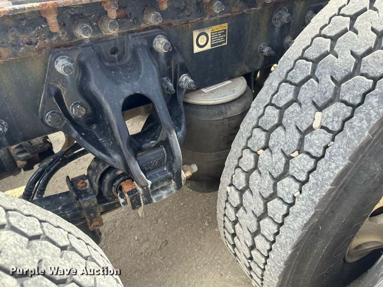 image for item DV0732 2018 Peterbilt 579 semi truck