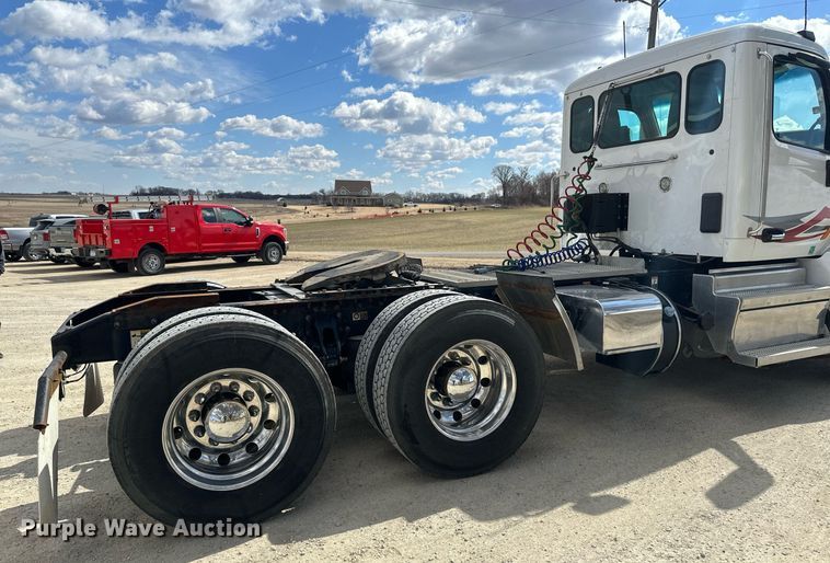 image for item DV0732 2018 Peterbilt 579 semi truck