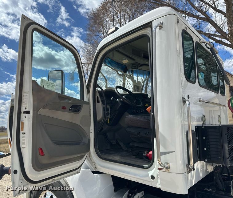 image for item DV0732 2018 Peterbilt 579 semi truck