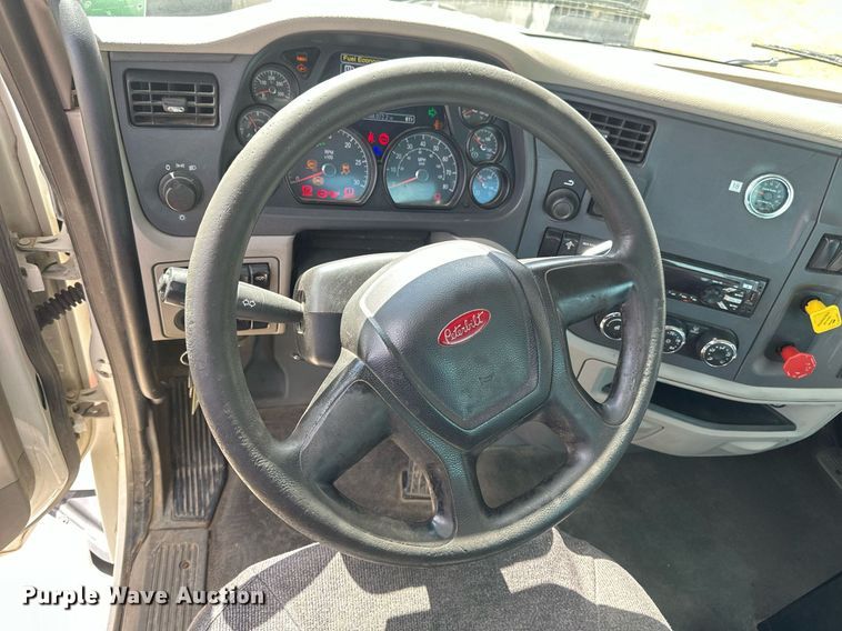 image for item DV0732 2018 Peterbilt 579 semi truck