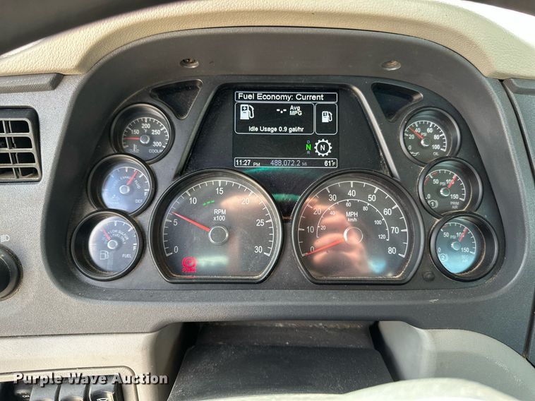 image for item DV0732 2018 Peterbilt 579 semi truck