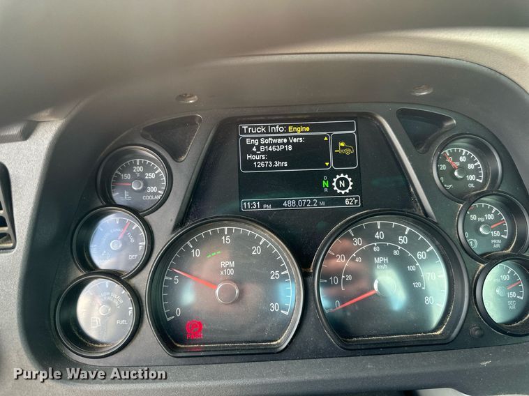 image for item DV0732 2018 Peterbilt 579 semi truck