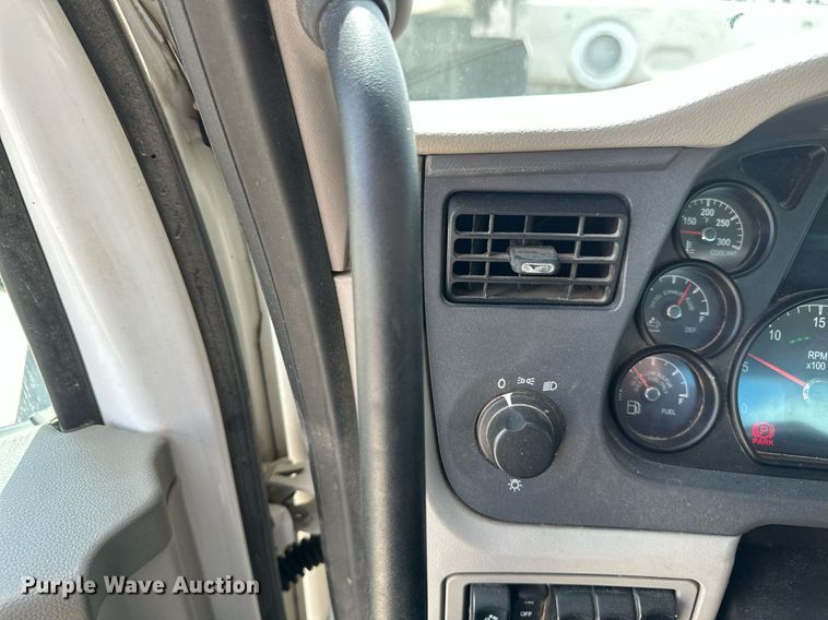 image for item DV0732 2018 Peterbilt 579 semi truck