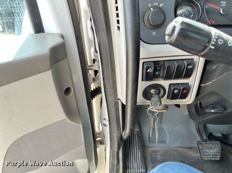 image for item DV0732 2018 Peterbilt 579 semi truck