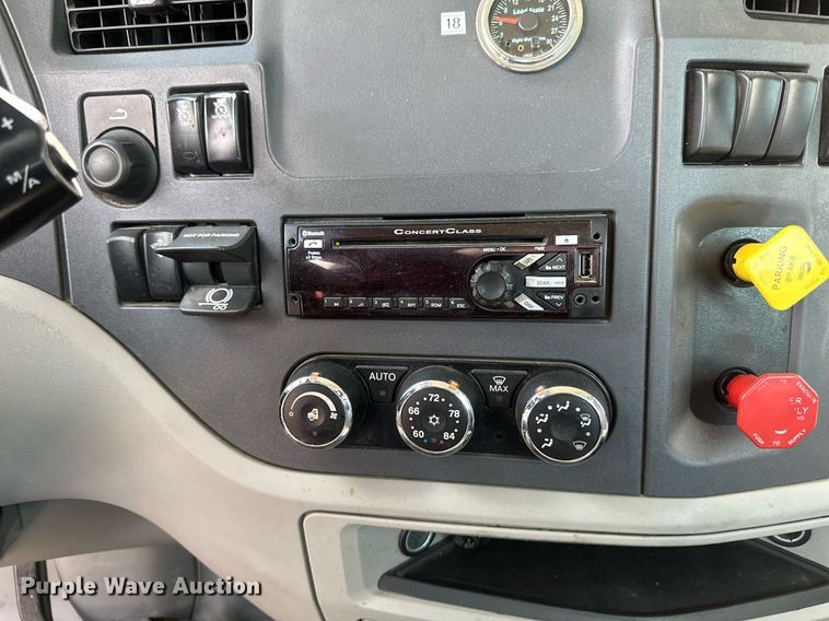 image for item DV0732 2018 Peterbilt 579 semi truck