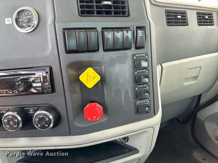 image for item DV0732 2018 Peterbilt 579 semi truck