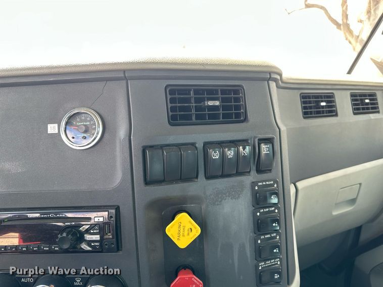 image for item DV0732 2018 Peterbilt 579 semi truck