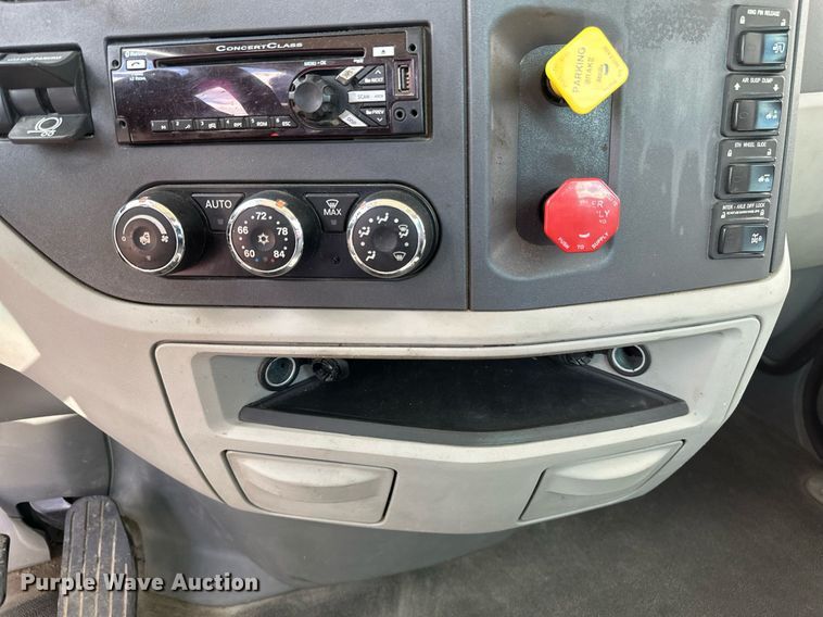 image for item DV0732 2018 Peterbilt 579 semi truck