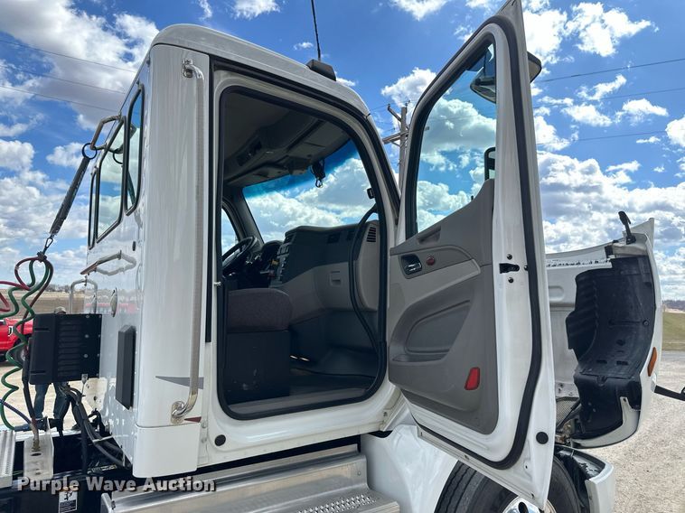 image for item DV0732 2018 Peterbilt 579 semi truck