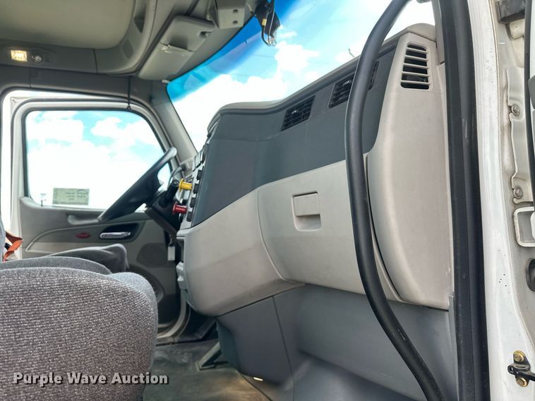 image for item DV0732 2018 Peterbilt 579 semi truck