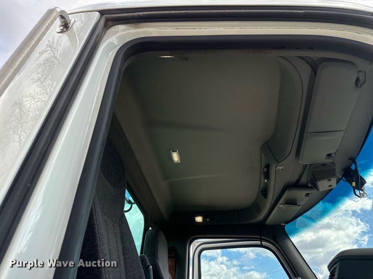 image for item DV0732 2018 Peterbilt 579 semi truck