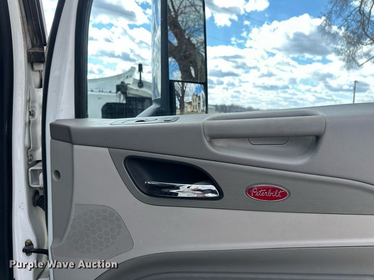 image for item DV0732 2018 Peterbilt 579 semi truck