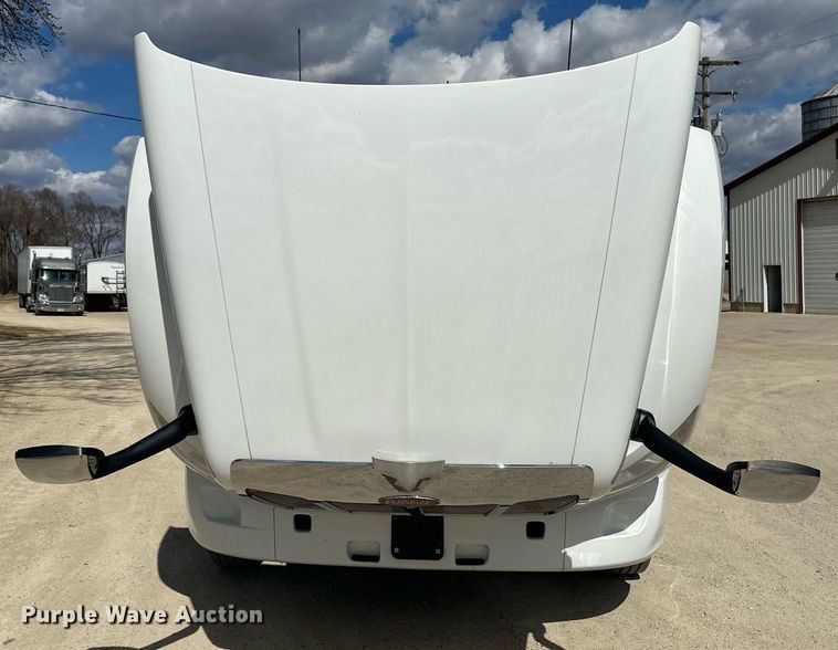 image for item DV0732 2018 Peterbilt 579 semi truck