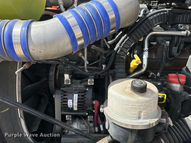 image for item DV0732 2018 Peterbilt 579 semi truck