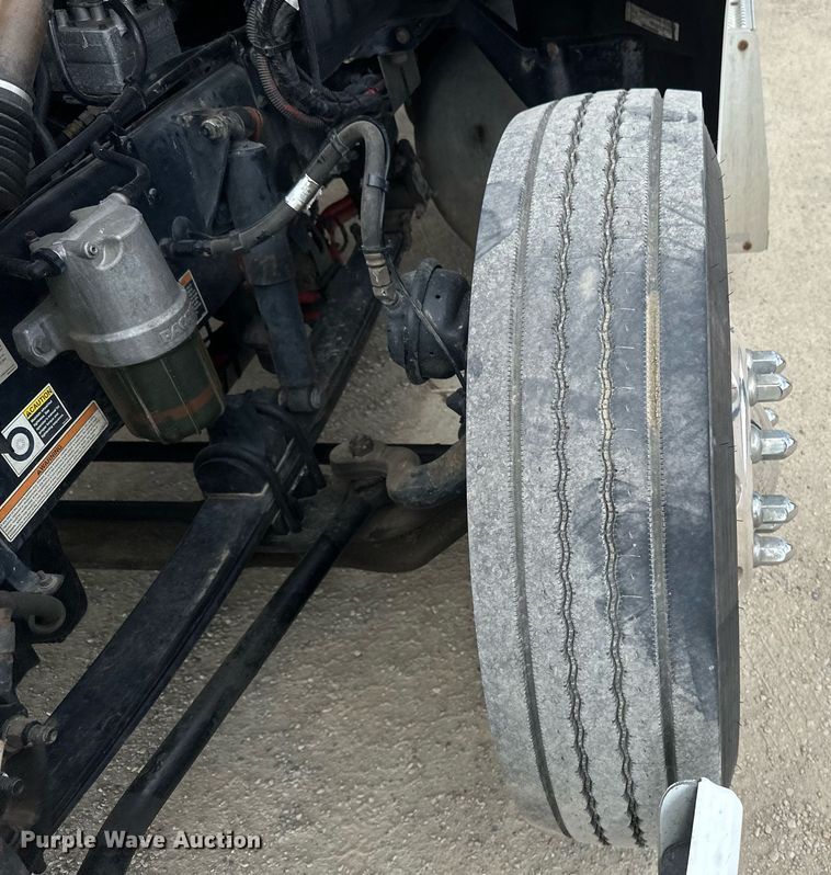 image for item DV0732 2018 Peterbilt 579 semi truck