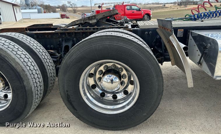 image for item DV0732 2018 Peterbilt 579 semi truck