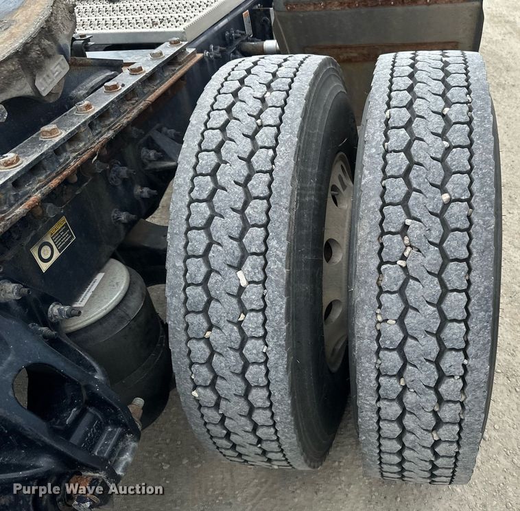 image for item DV0732 2018 Peterbilt 579 semi truck