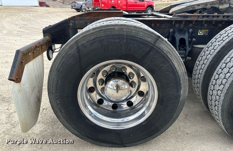 image for item DV0732 2018 Peterbilt 579 semi truck