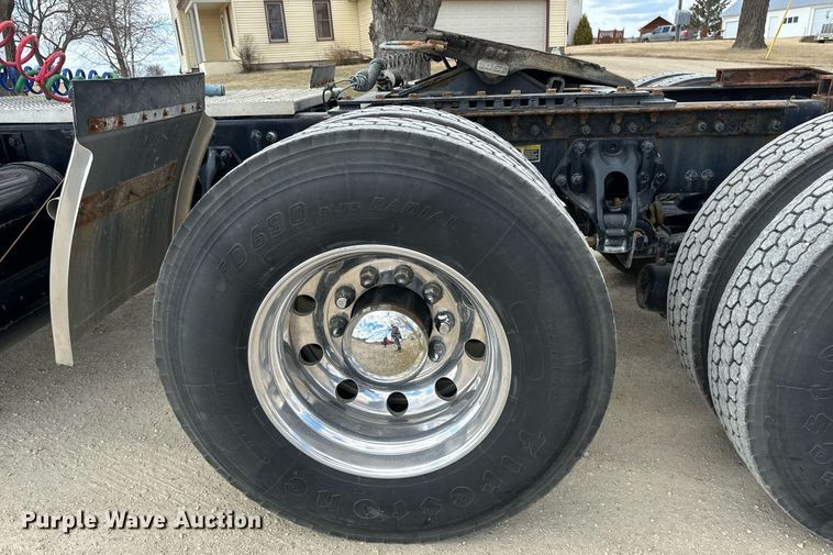 image for item DV0732 2018 Peterbilt 579 semi truck