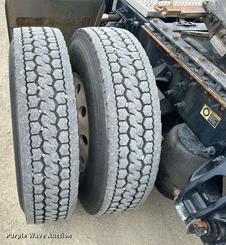 image for item DV0732 2018 Peterbilt 579 semi truck