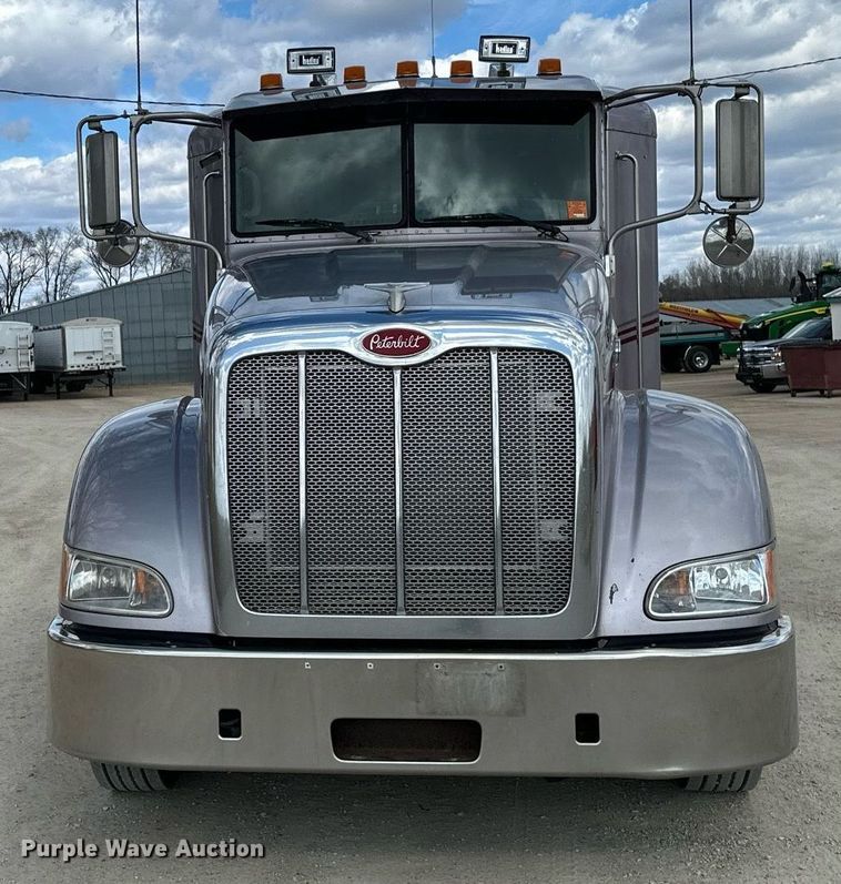 image for item DV0733 2007 Peterbilt  386 semi truck