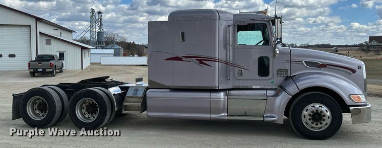 image for item DV0733 2007 Peterbilt  386 semi truck