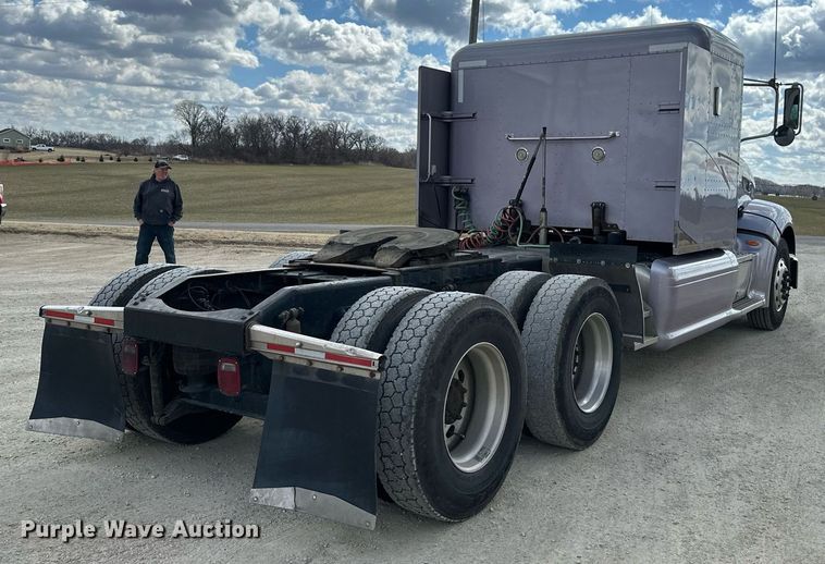 image for item DV0733 2007 Peterbilt  386 semi truck